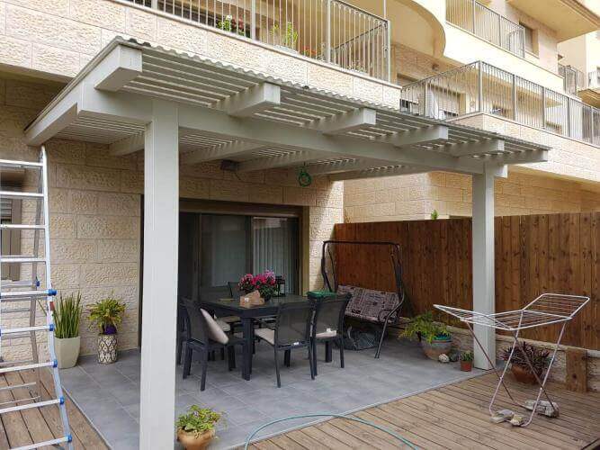 פרגולה עץ בצבע לבן